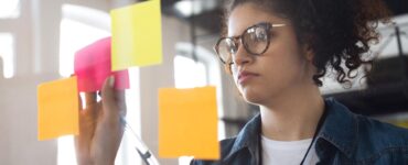 Compras antecipadas de brindes evitam atrasos e taxas de urgência