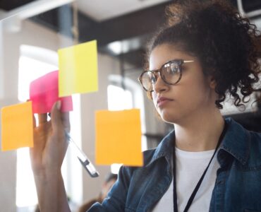 Compras antecipadas de brindes evitam atrasos e taxas de urgência