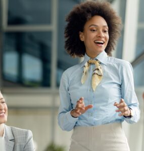 Mulheres ampliam espaço e avançam na governança das empresas