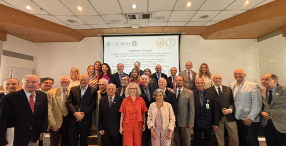 AMRJ admite novos acadêmicos em Assembleia Extraordinária