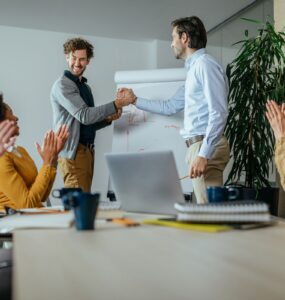 Feedback ao líder fortalece confiança e relações no trabalho