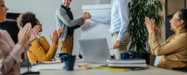 Feedback ao líder fortalece confiança e relações no trabalho