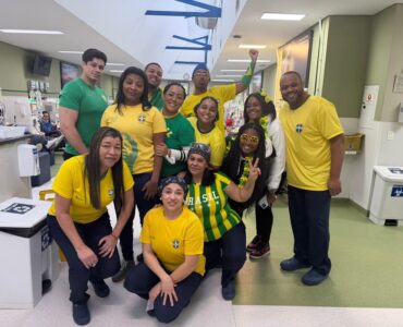 Pacientes renais torcem pro Brasil enquanto fazem tratamento