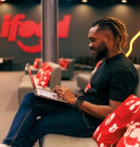 Na era da IA, iFood valoriza trabalho humano com educação