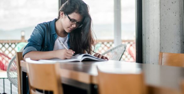 Total de trabalhadores brasileiros que estudam bate recorde