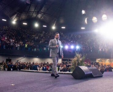 Pr. Pedro Medina reúne público com Pr. Paul Enenche em SP