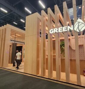 Greenplac MDF doa estande da ForMóbile 2026 à ONG Construide