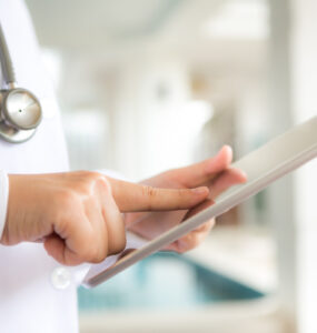 IA acelera o marketing médico e expõe quem só executa