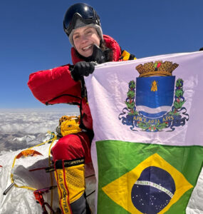 Olivia Bonfim escala Everest e Lhotse e entra no Guinness