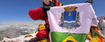 Olivia Bonfim escala Everest e Lhotse e entra no Guinness
