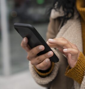Por que os brasileiros estão adiando a compra de smartphones