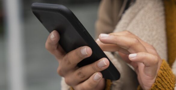 Por que os brasileiros estão adiando a compra de smartphones