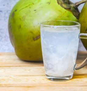 Água de coco ganha espaço no consumo saudável no Brasil