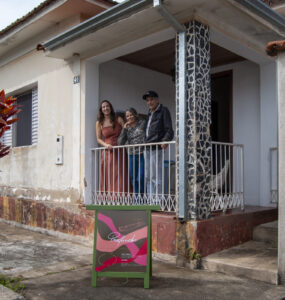 Moradores transformam cidade mineira com arte contemporânea