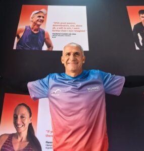 Huawei comemora um ano de loja com Vanderlei Cordeiro