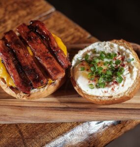 Hamburgueria autoral BRUTTUS celebra Dia do Bacon