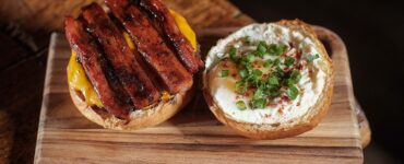 Hamburgueria autoral BRUTTUS celebra Dia do Bacon
