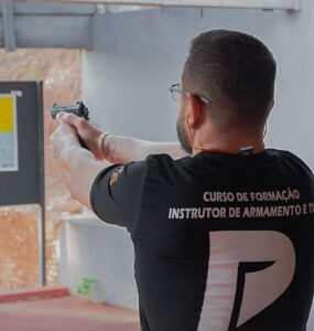 Renovação de CRAF pressiona procura por instrutor de tiro