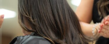 Cabelo espelhado ganha destaque na estética capilar