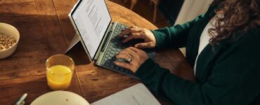 Pearson e AWS: IA reforça valor do ensino superior para 74%