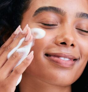 Como preparar a pele para a maquiagem durar em festivais?