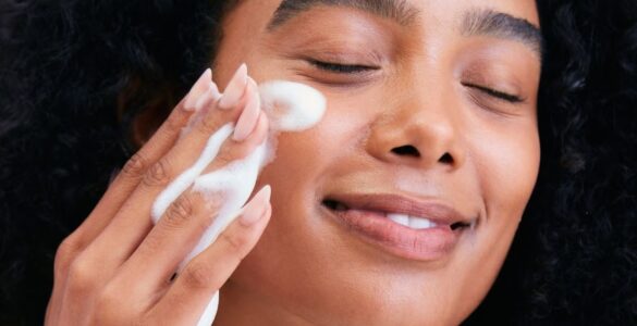 Como preparar a pele para a maquiagem durar em festivais?