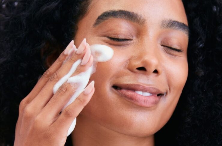 Como preparar a pele para a maquiagem durar em festivais?