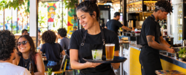 Bares e restaurantes são o 2º setor que mais contrata jovens