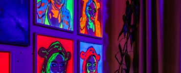 Bia Ferrer apresenta exposição de stencil neon em São Paulo