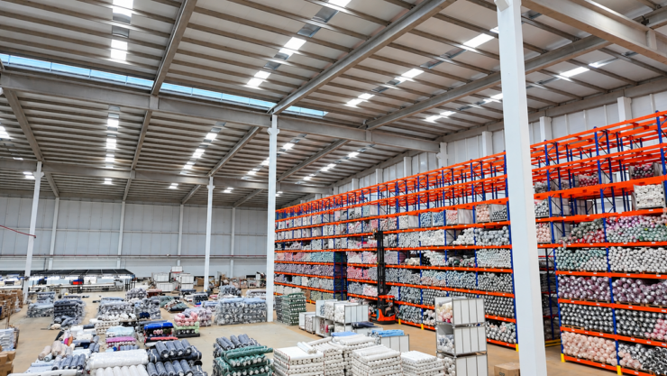 Juros altos: retrofit com luz natural reduz custo industrial